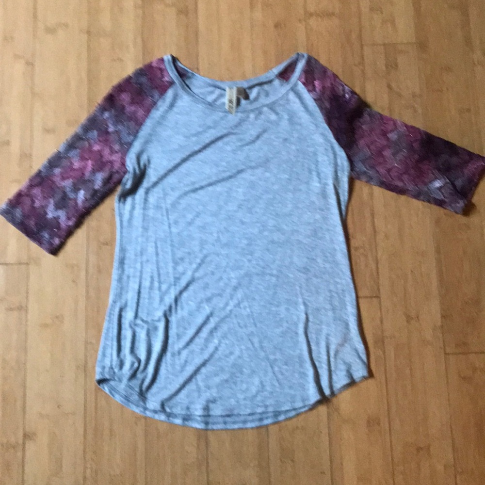 BKE. quarter length sleeve lace top